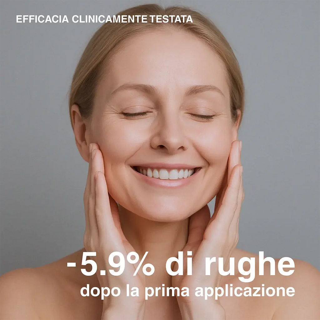 primo piano di donna che sorride , fondo grigio