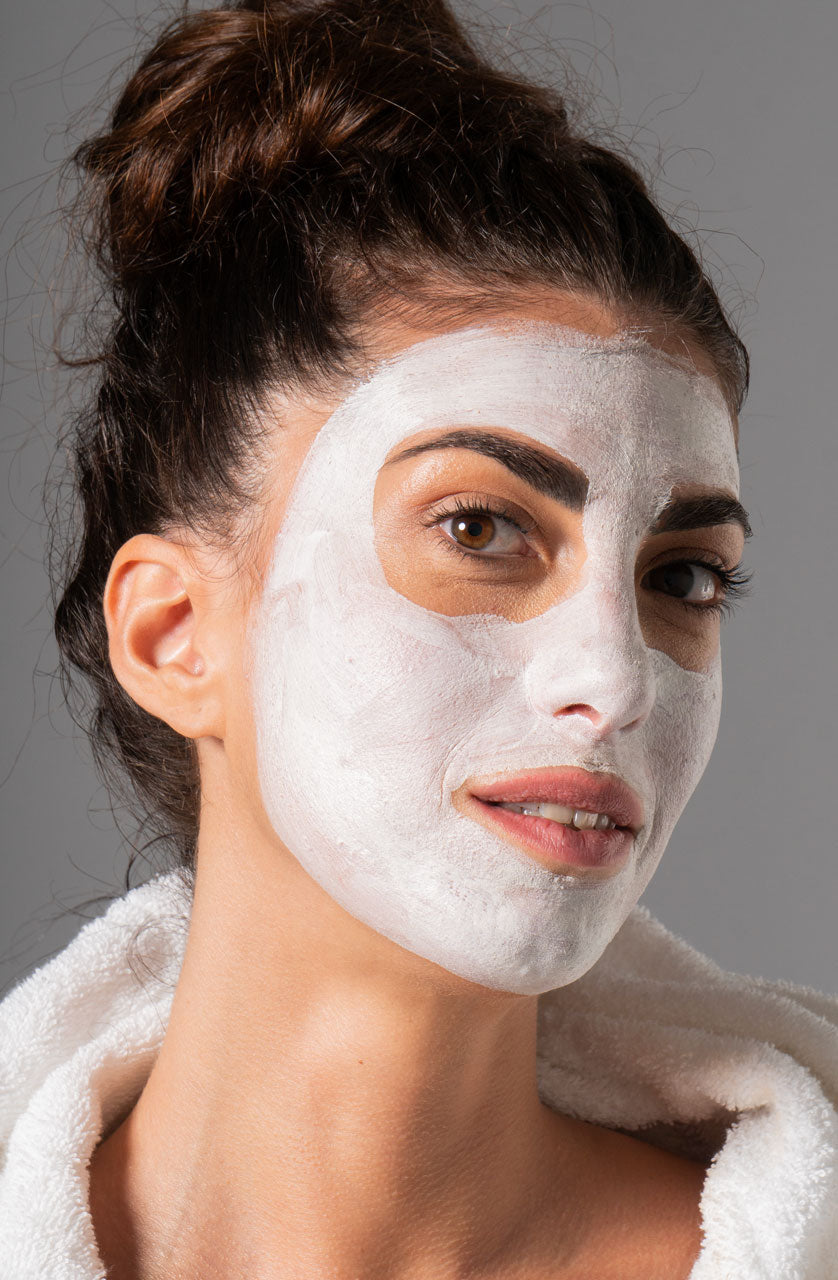 ragazza che con la maschera al cannabidiolo face hidrate moisturizer di Sensitiva