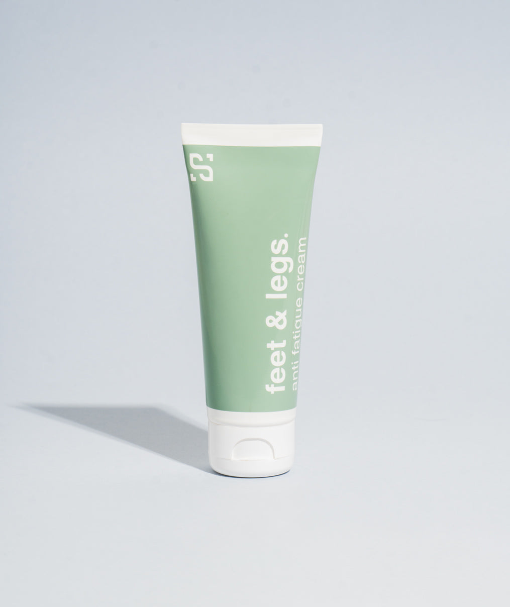 tubetto di crema al cannabidiolo CBD gambe piedi hands di sensitiva
