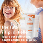 primo piano di una ragazza con i capelli rossi al mare che sorride ad un bambino