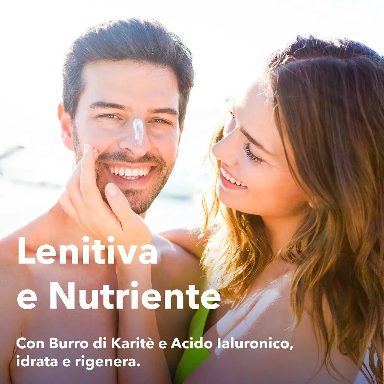 un ragazzo e una ragazza al mare lei spalma la crema solare sul naso del ragazzo