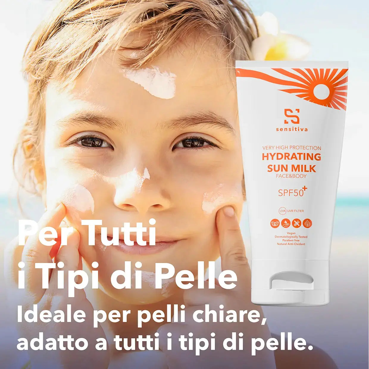 primo piano di un bambino con la crema solare sul viso