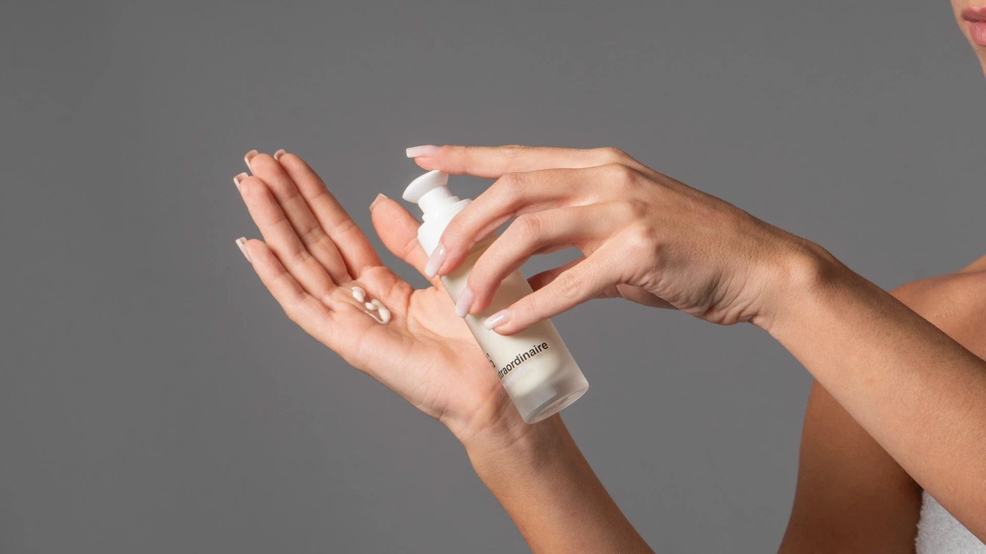 mani di donna che applicano un cosmetico sensitiva per provarlo